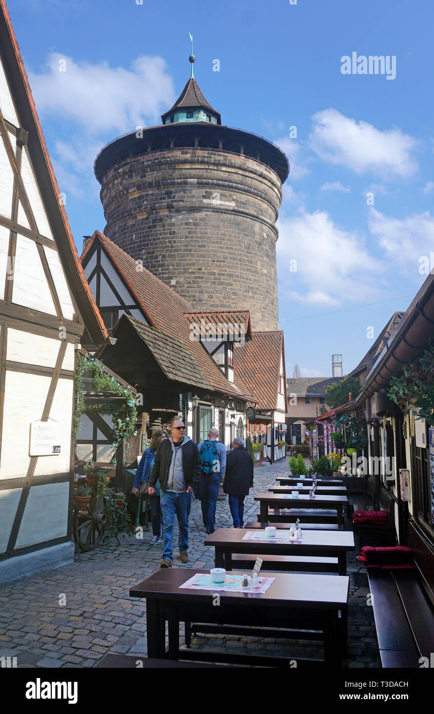 Gli artigiani corte (tedesco: Handwerkerhof) e donne torre di gate (tedesco: Frauentorturm) alla città vecchia di Norimberga, Franconia, Baviera, Germania Foto Stock