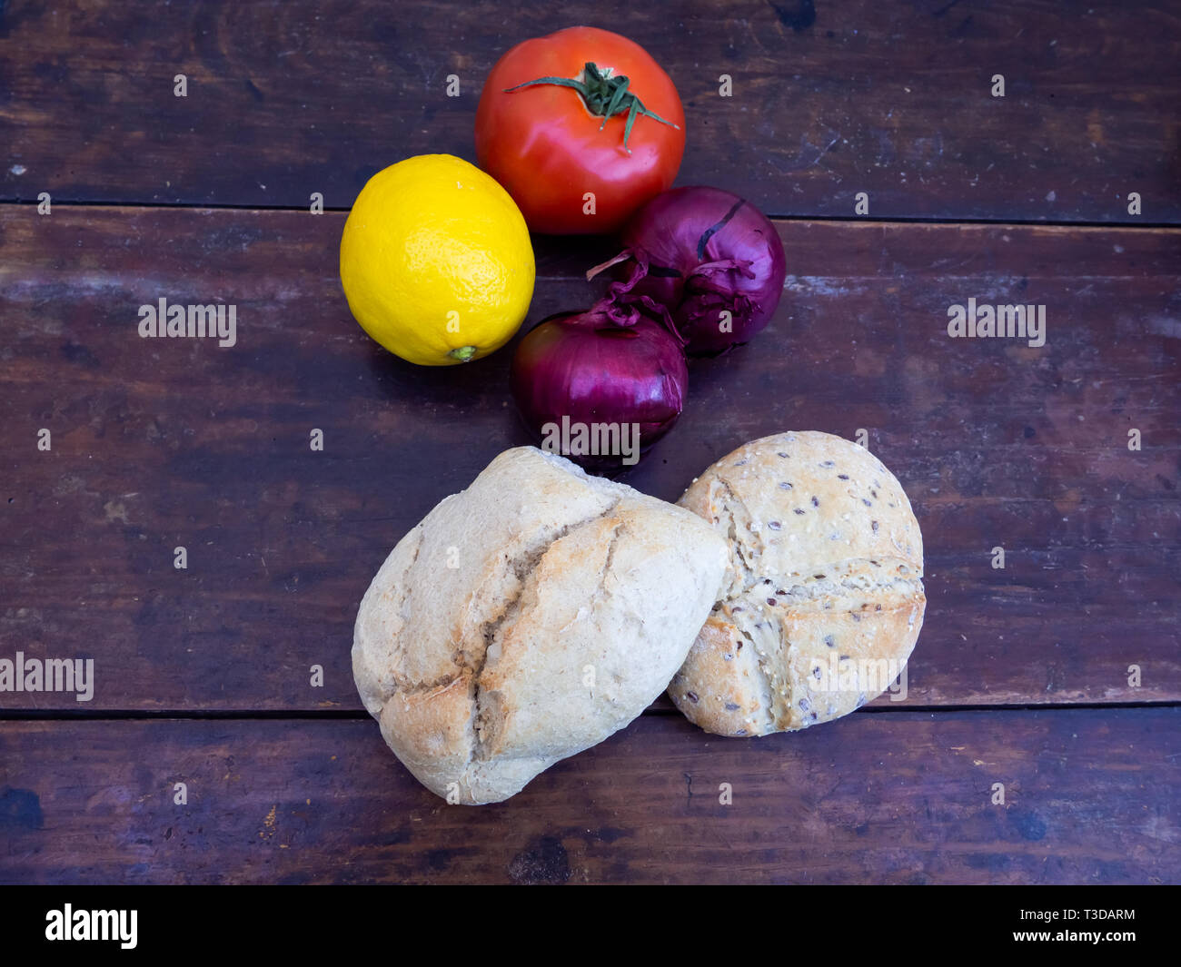 Vegetariano cibo sano: pomodoro, limone, viola le cipolle e pane rustico Foto Stock
