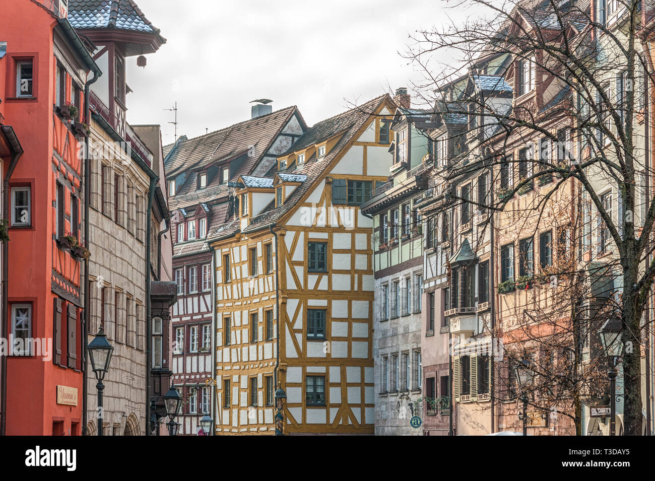 Semi-case con travi di legno in una delle pittoresche stradine del centro storico di Norimberga, la Baviera - Germania Foto Stock