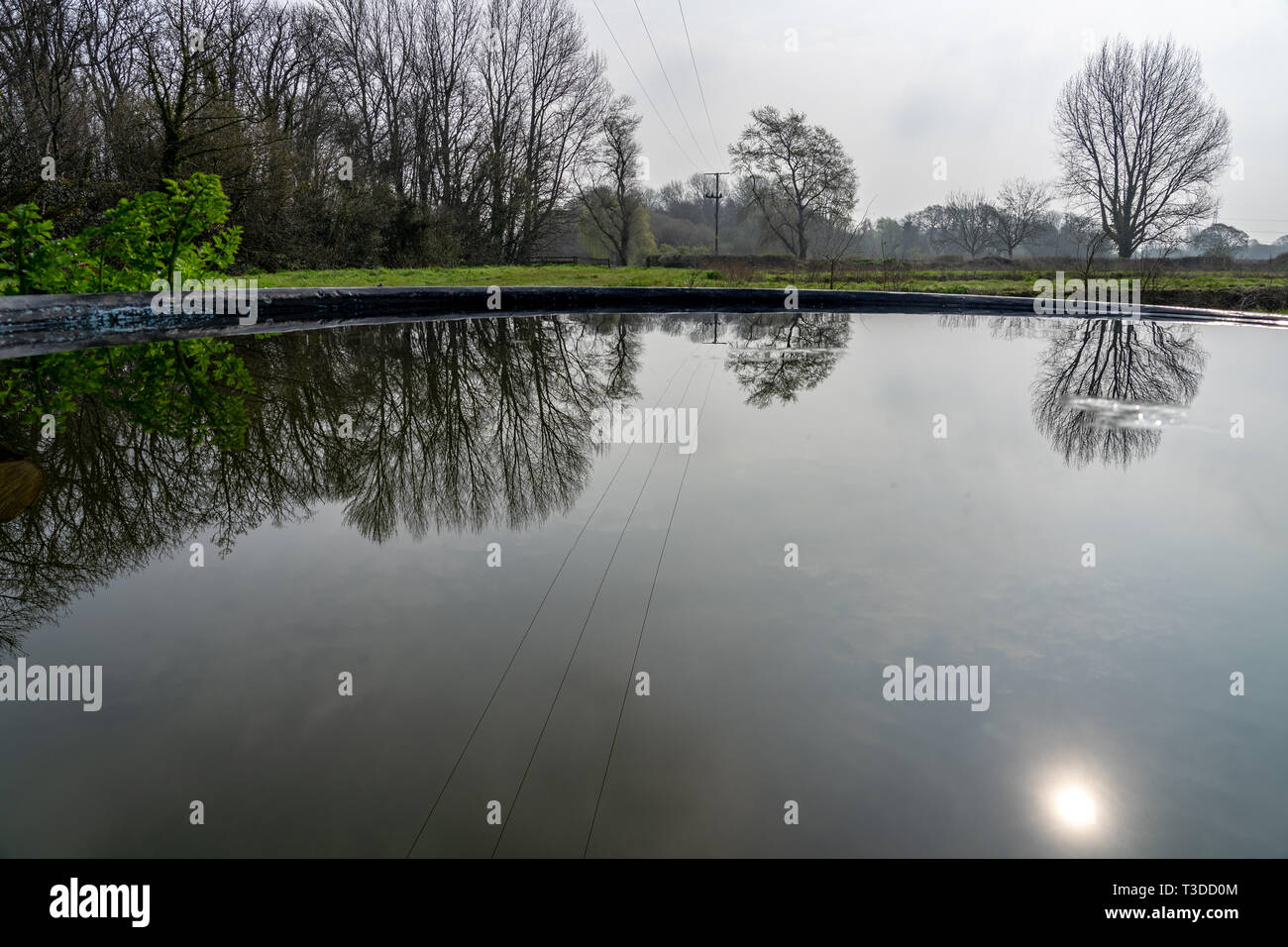 Riflessioni in un serbatoio di acqua Foto Stock