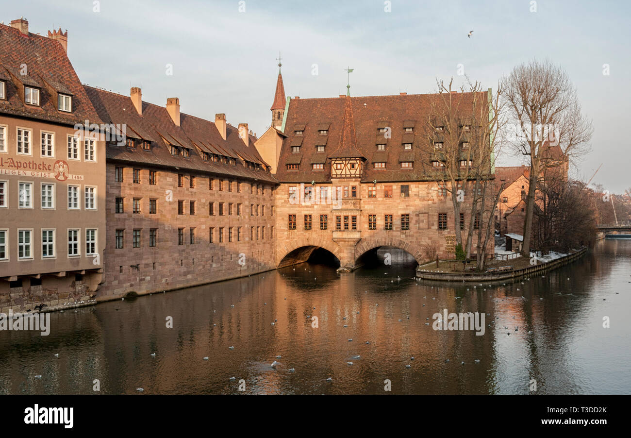 Heilig-Geist-Spital (Hospice del Santo Spirito) nella città vecchia di Norimberga. Vista dal Museo ponte sul fiume Pegnitz - Norimberga, Germania Foto Stock