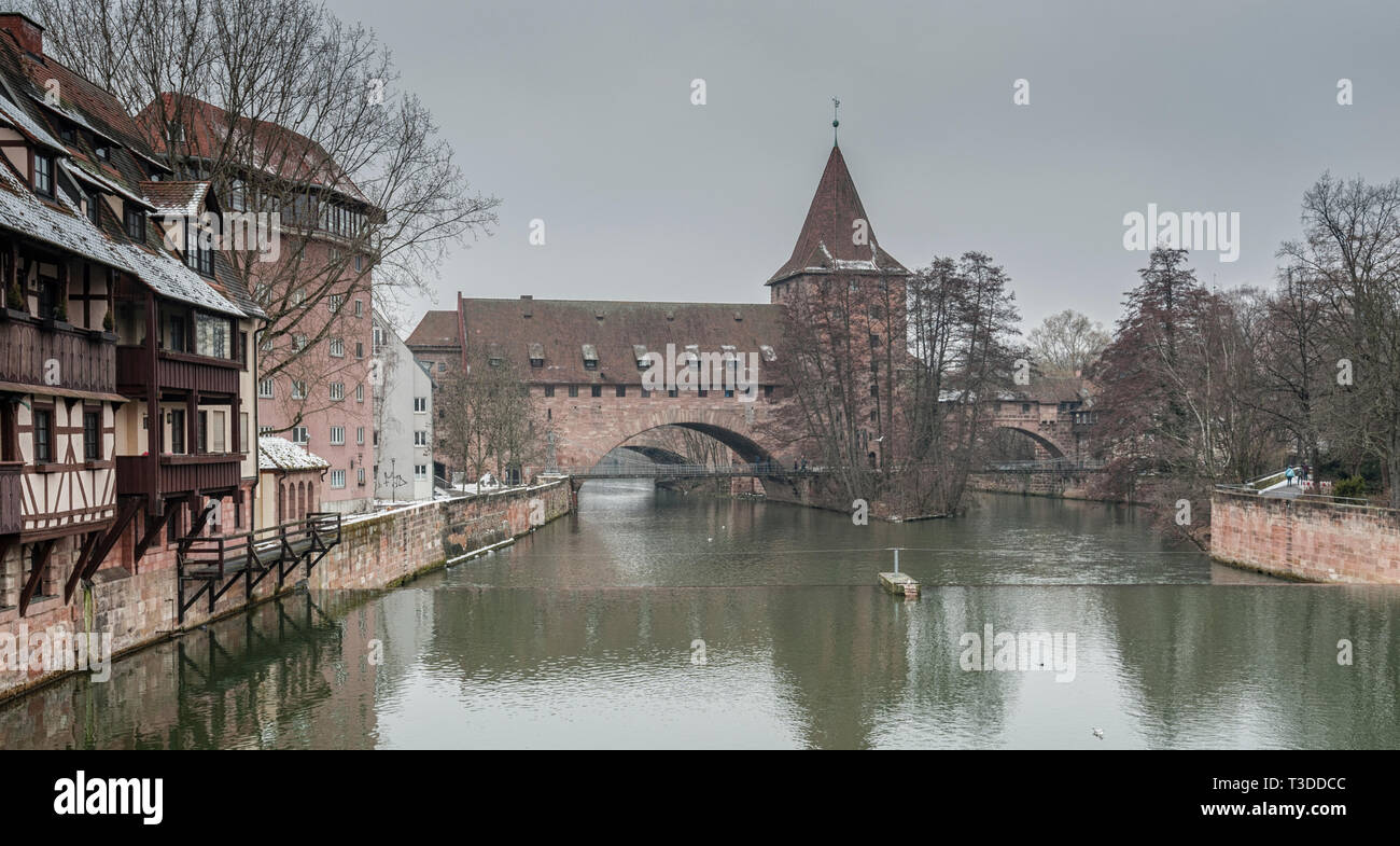 Case e un ponte riflessa in un fiume nella città vecchia di Norimberga visto da Henkersteg ponte coperto di fronte fiume Pegnitz - Germania Foto Stock