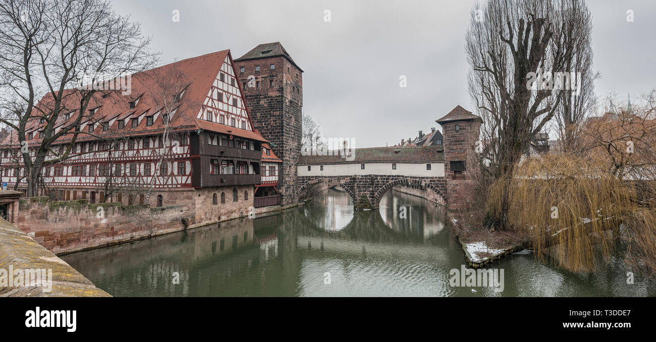 Il famoso vino ex deposito (Weinstadel) e acqua torre (Wasserturm) oltre il fiume Pegnitz visto da Maxbrücke - Norimberga in Germania Foto Stock