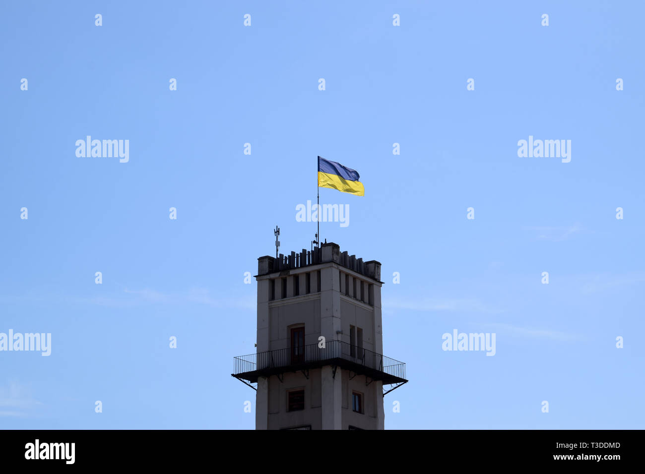 La Torre dell'orologio di Kolomyia City Council con Ucraina bandiera nazionale. Foto Stock