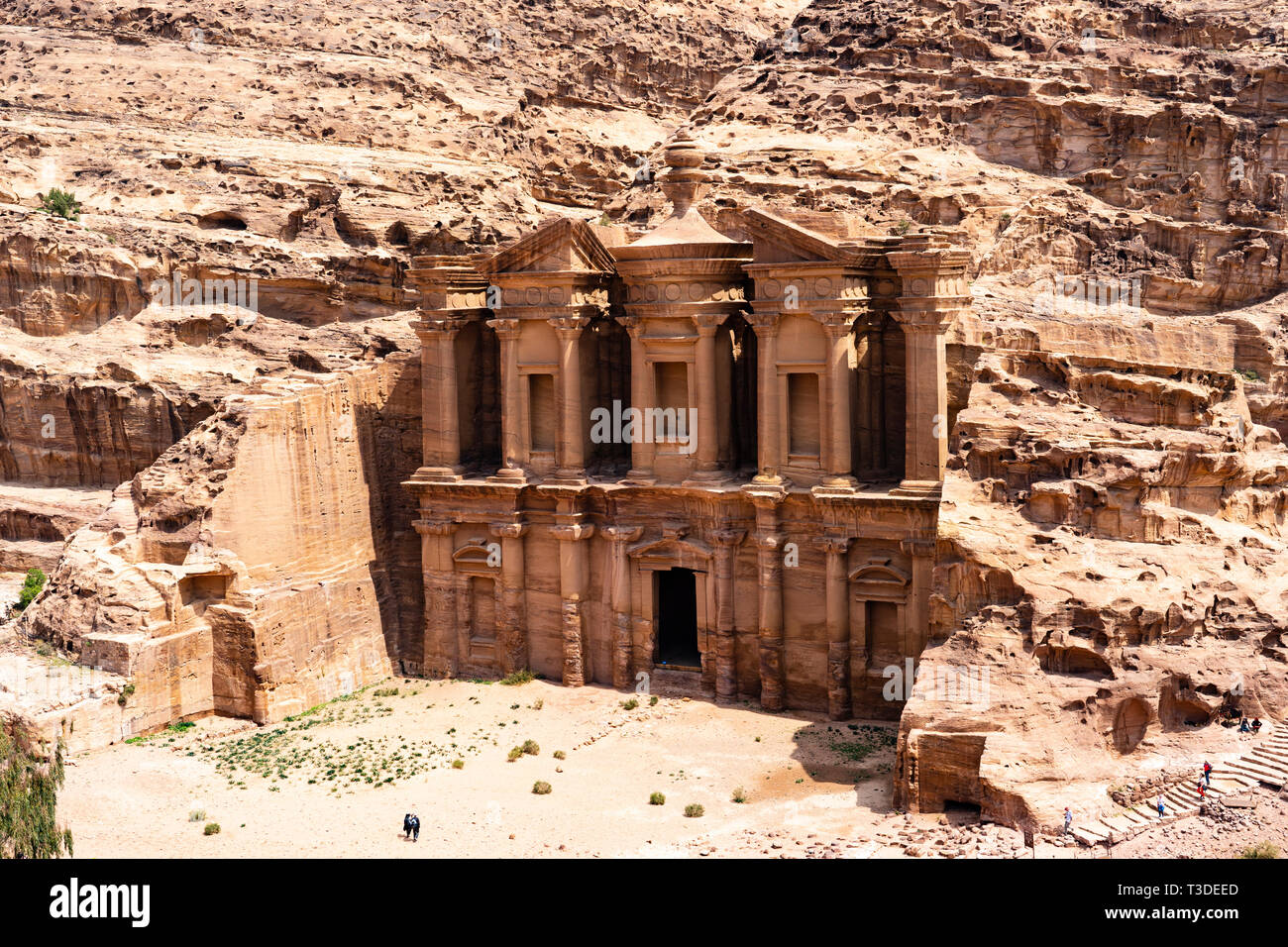 Vista del monastero Ad-Deir di Petra in Giordania.Sito Patrimonio Mondiale dell'UNESCO Foto Stock