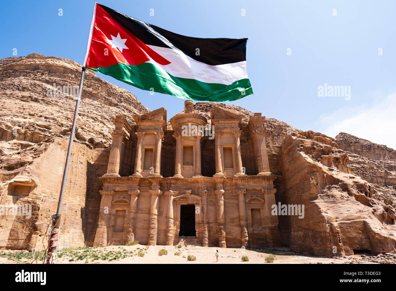 Bandiera della Giordania a Ad-Deir Monastero di Petra in Giordania.Sito Patrimonio Mondiale dell'UNESCO Foto Stock