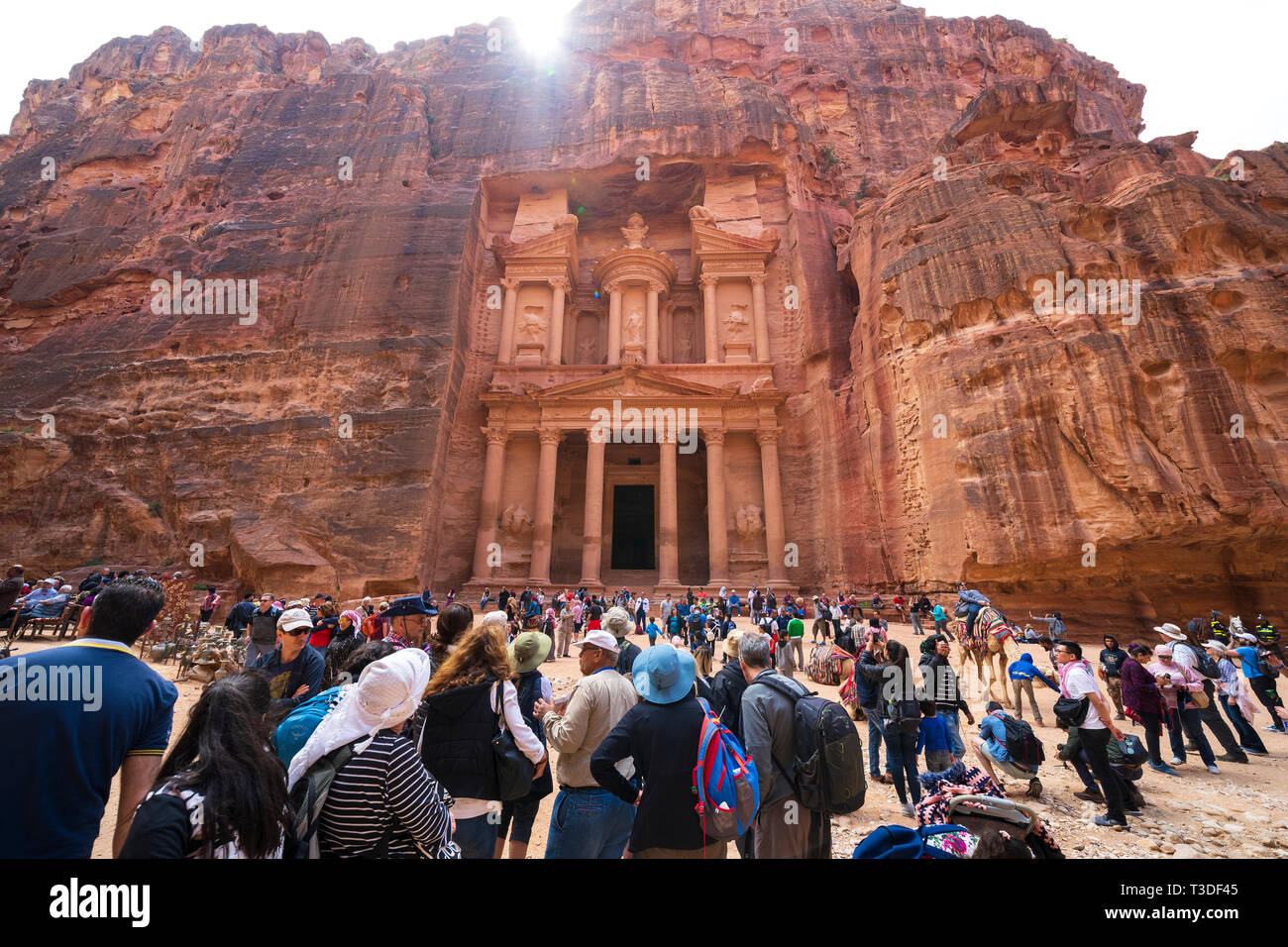 Il turismo di massa in corrispondenza del Tesoro (Al Khazneh), a Petra, Giordania, Patrimonio Mondiale dell UNESCO Foto Stock