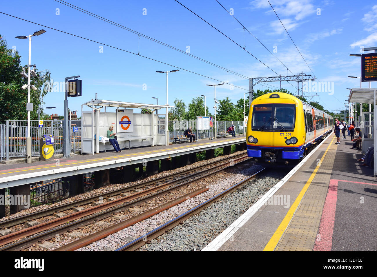 Harringay Green Lanes Overground Railway Station platform, Green Lanes, Harringay, London Borough of Haringey, Greater London, Inghilterra, Regno Unito Foto Stock