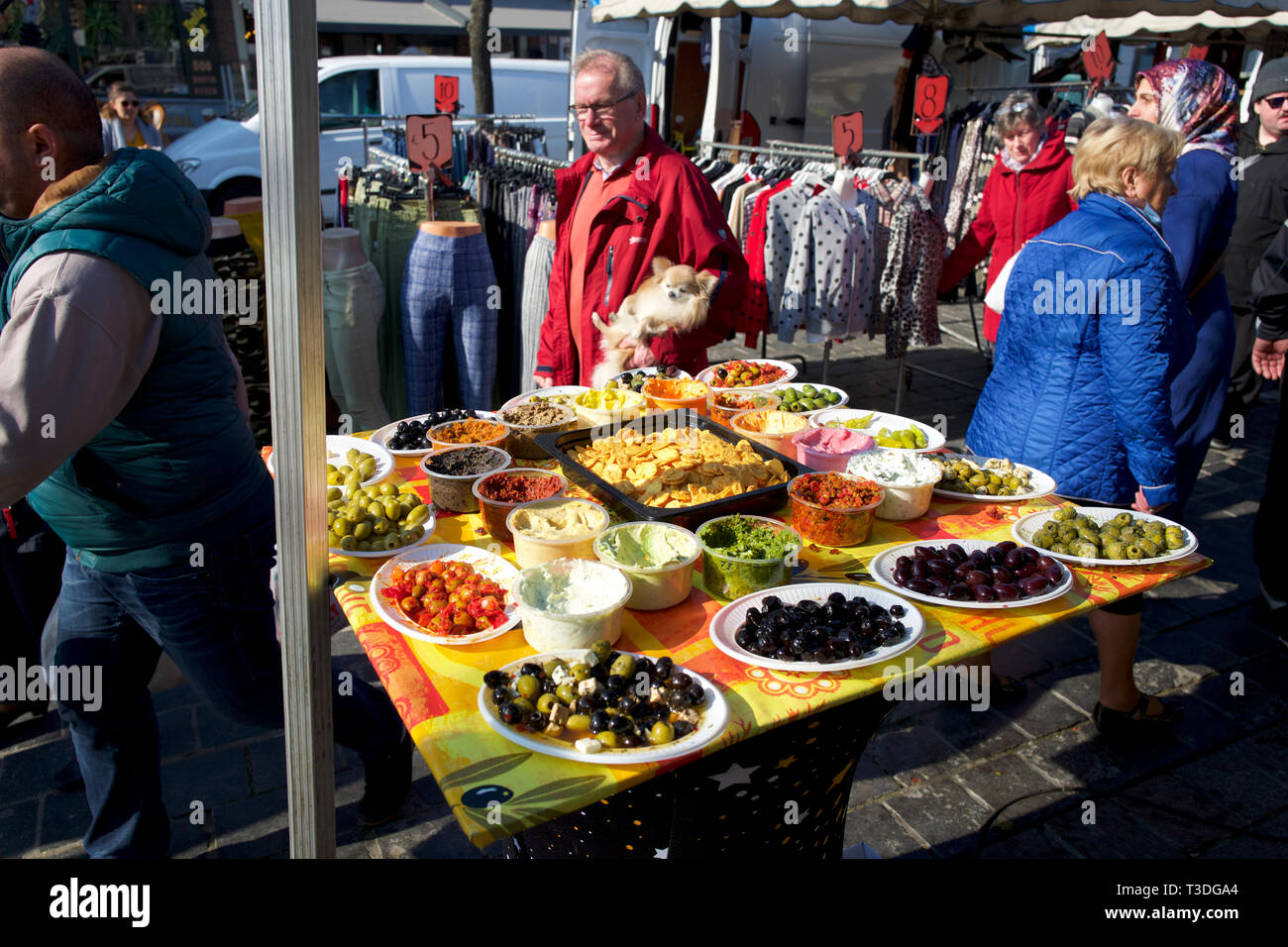 Alimenti campione sul display in un mercato, Gand, Belgio Foto Stock