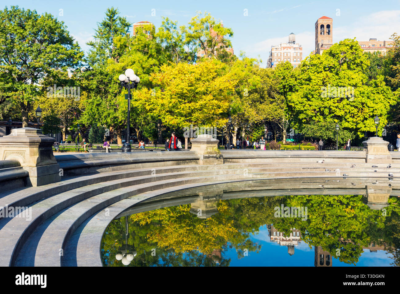 La fontana centrale stagno in Washington Square Park di New York City, nello Stato di New York, Stati Uniti d'America. Foto Stock