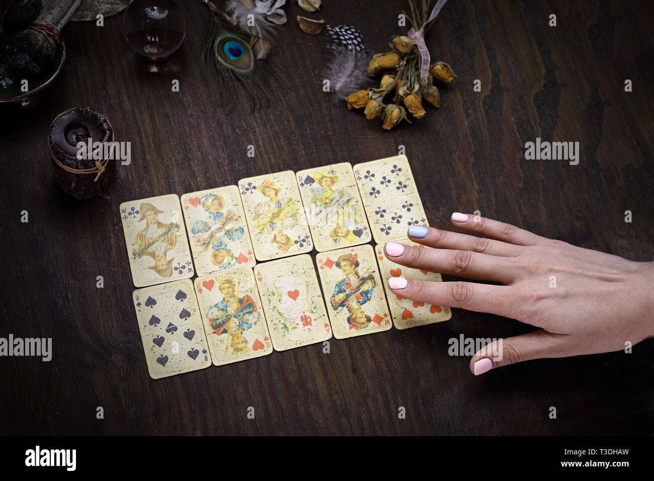 Carte da Divinazione. La fata si diffonde le carte. Il clairvoy organizza solitaire. Foto Stock