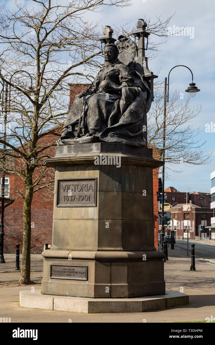 Statua della regina Victoria su un trono St Helens Merseyside England Marzo 2019 Foto Stock
