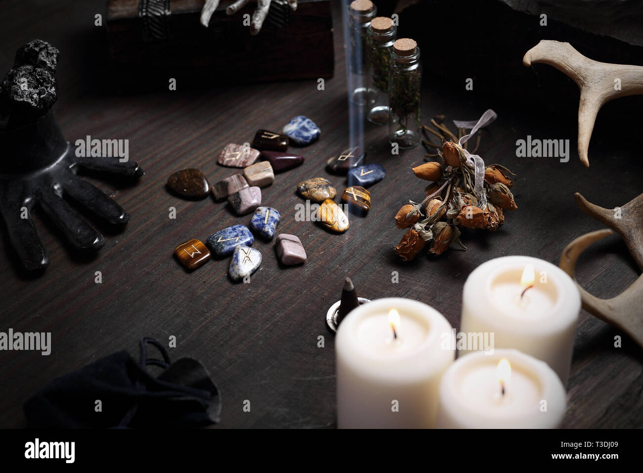 Rituali magici, simboli delle rune, visita al salone fiera del Foto stock -  Alamy