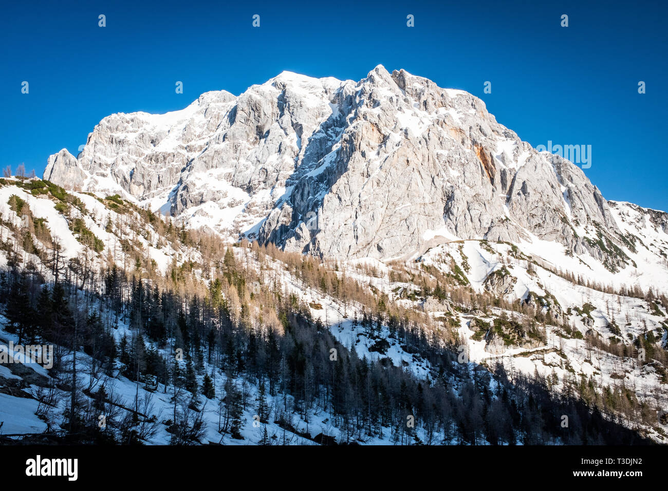 Vista dal pass road Vrsic a montagne Prisank con la famosa finestra nella parete nel Parco Nazionale del Triglav nelle Alpi Giulie in Slovenia Foto Stock