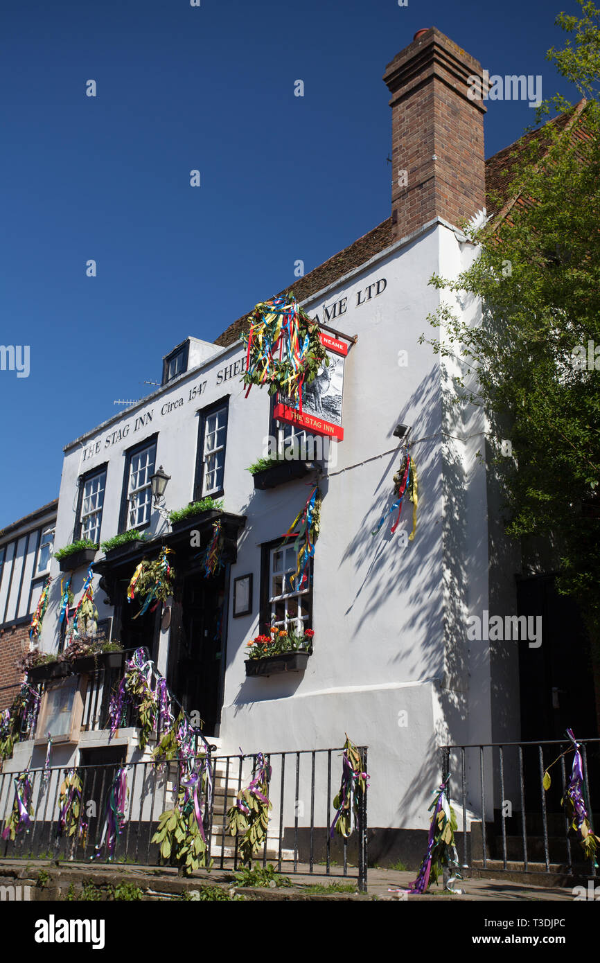 Le feste di addio al celibato Inn decorate con nastri colorati durante la presa sul Green celebrazioni, May Bank Holiday weekend, Hastings Old Town , Sussex, Regno Unito Foto Stock