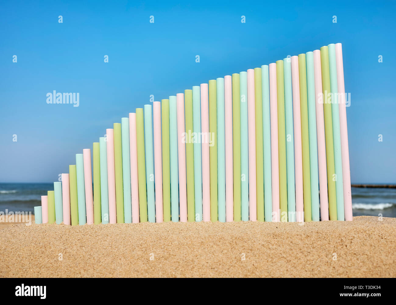 Grafico fatto di cannucce di plastica. Le Cannucce sono vietati in tutto il mondo al fine di ridurre i danni ambientali causati da uso singola prodotti realizzati Foto Stock