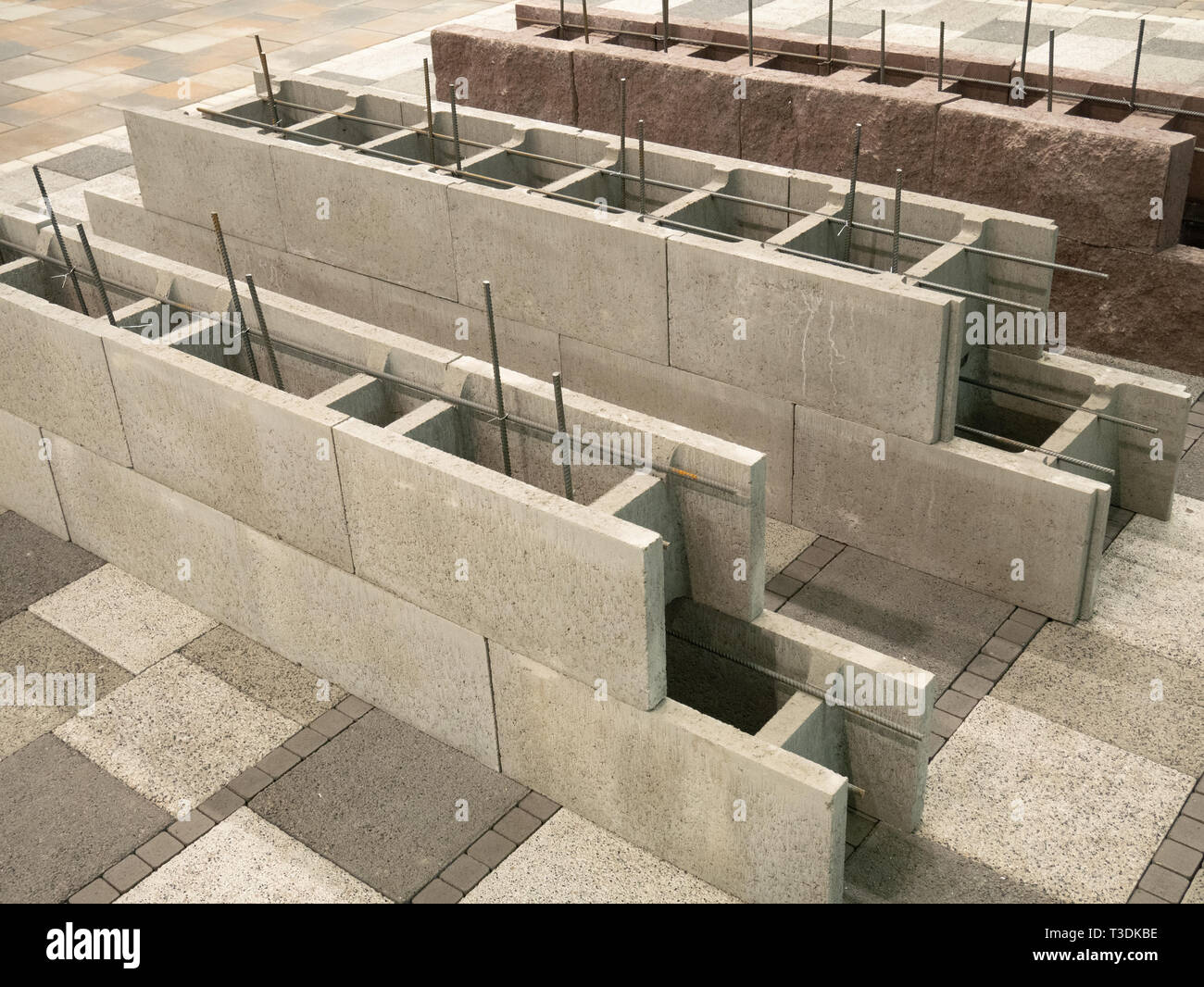 Il cemento cellulare blocchi per costruzione casa costruzione, internamente  cava per blindato riempire di cemento Foto stock - Alamy