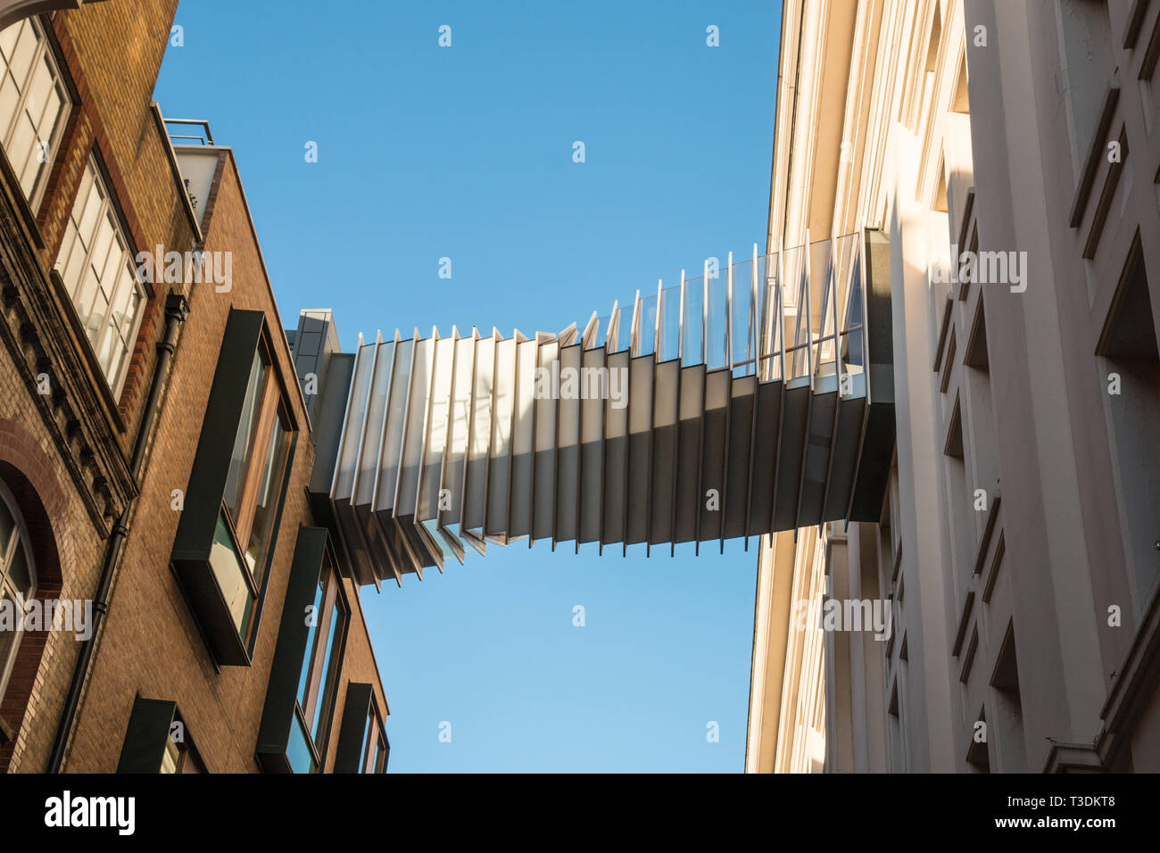 Passerella piccola aggiunta di edifici di Londra centrale Foto Stock