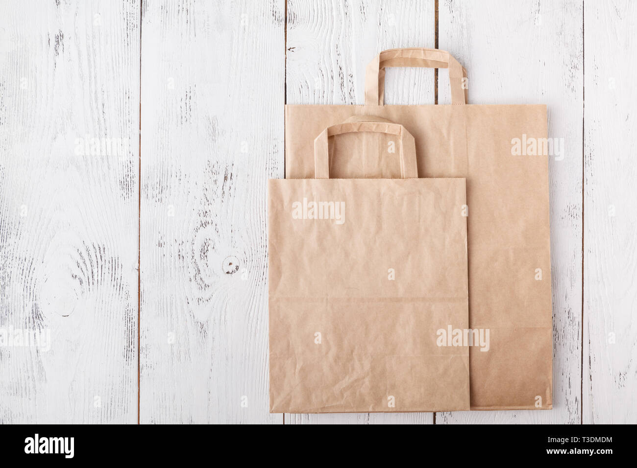 Rifiuti di carta pronta per il riciclaggio. Responsabilità sociale e di ecologia cura, utilizzando dei sacchi di carta invece di plastica Foto Stock