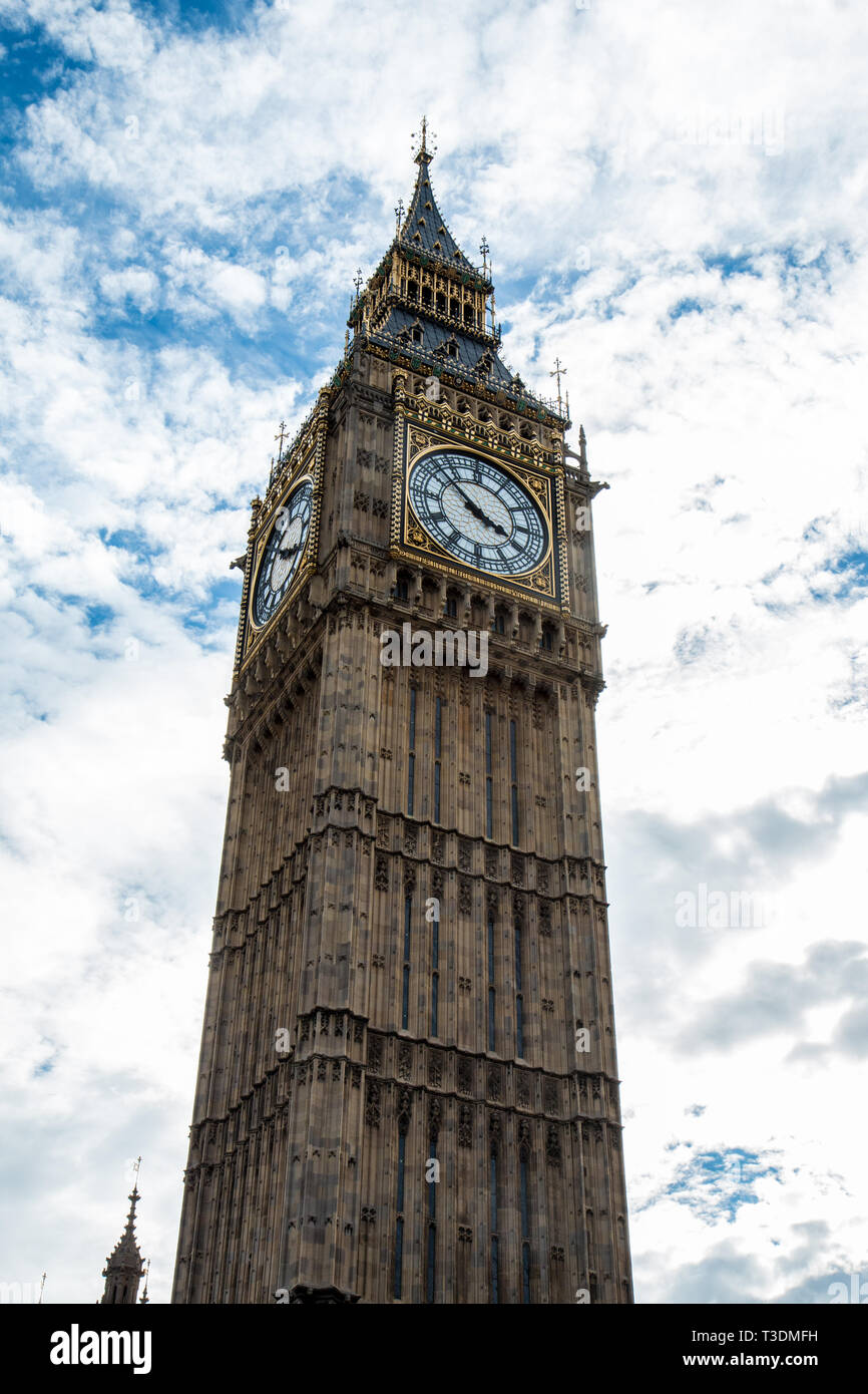 Il Elizabeth tower o il Big Ben al Palazzo di Westminster London REGNO UNITO Foto Stock