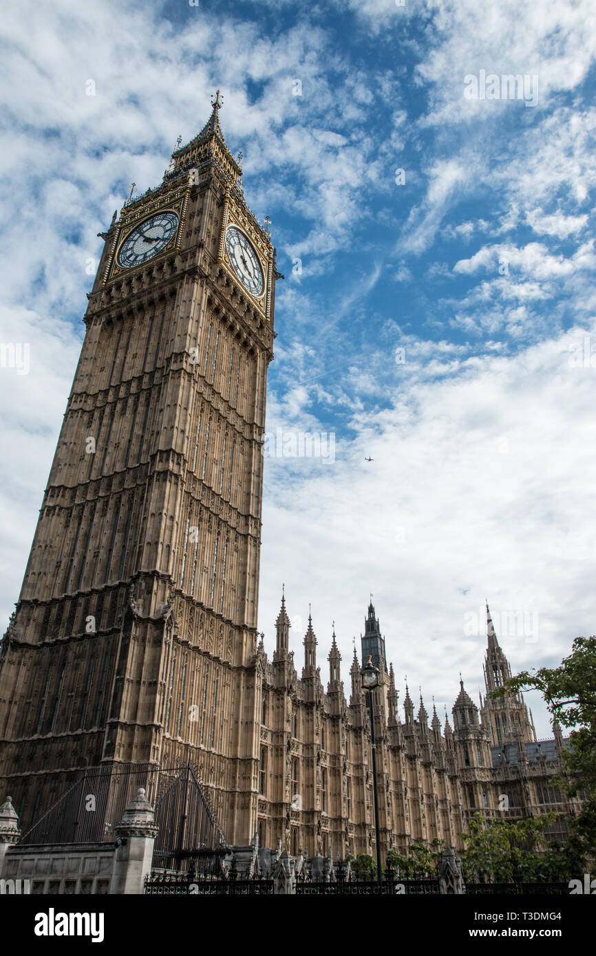 Il Elizabeth tower o il Big Ben al Palazzo di Westminster London REGNO UNITO Foto Stock