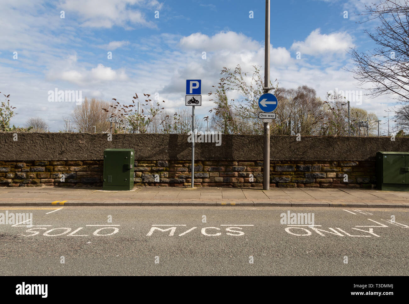Parcheggio su strada per motocicli da solista St Helens Merseyside Marzo 2019 Foto Stock