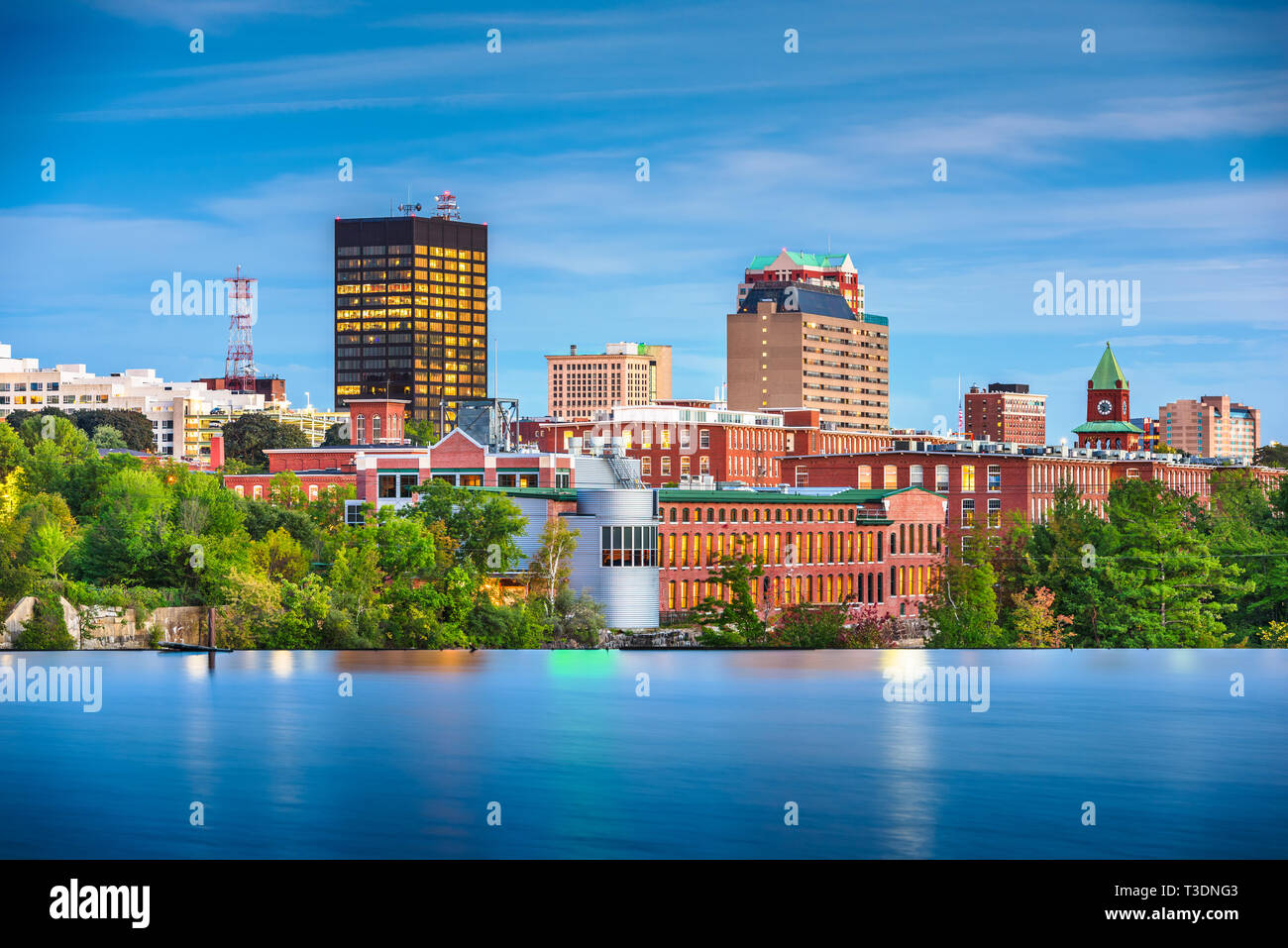 Manchester, New Hampshire, Stati Uniti d'America Skyline sul fiume Merrimack al crepuscolo. Foto Stock