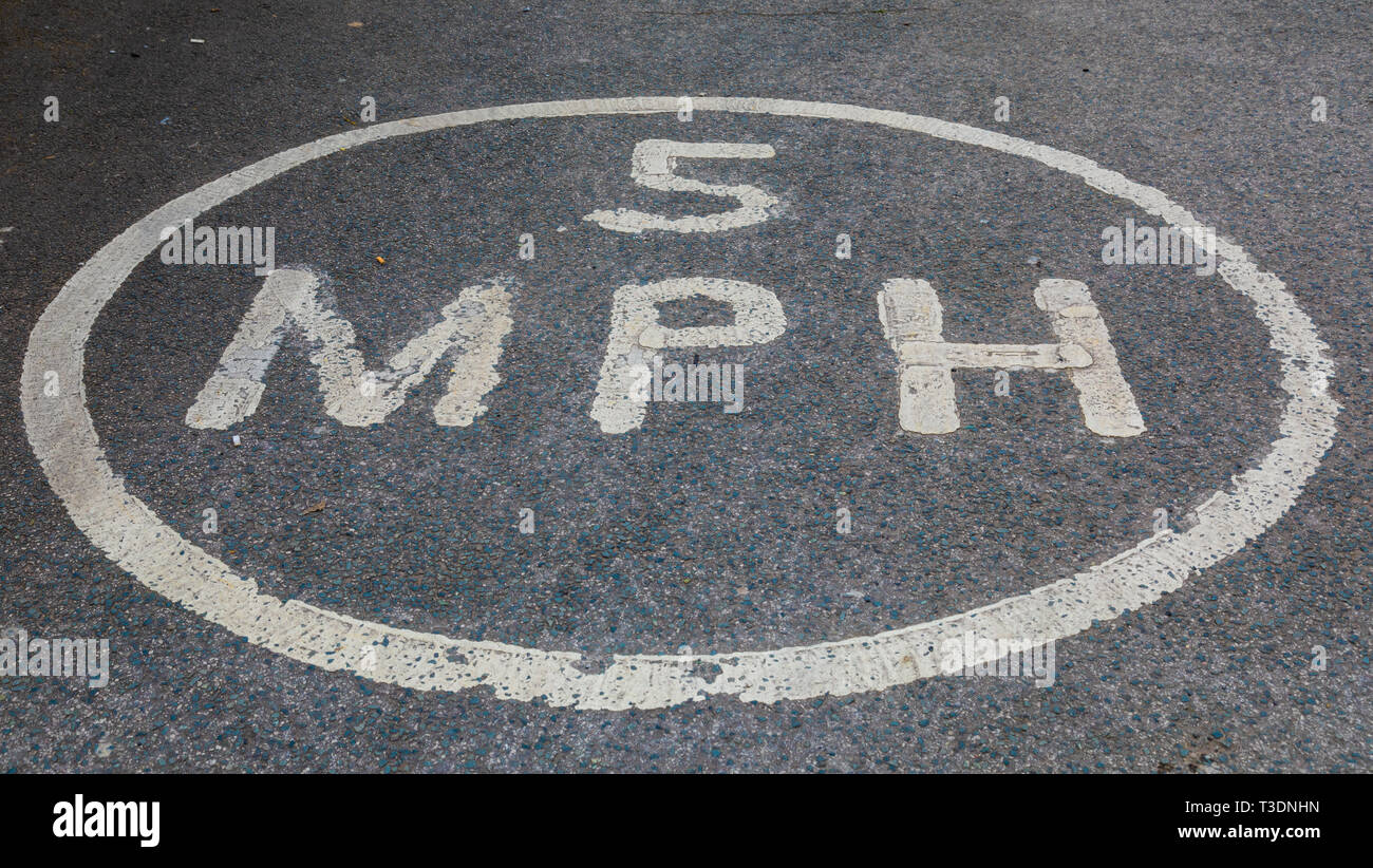 5 mph segnale di limite di velocità dipinta su una pavimentazione di asfalto St Helens Merseyside Marzo 2019 Foto Stock