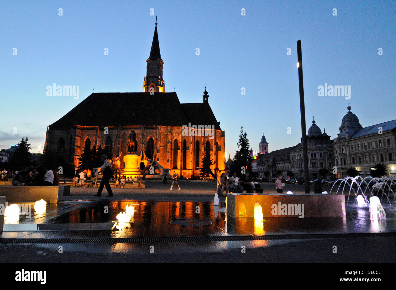 Chiesa di San Michele in Piazza Unirii (Piazza dell'Unione) al crepuscolo. Cluj-Napoca, Romania Foto Stock