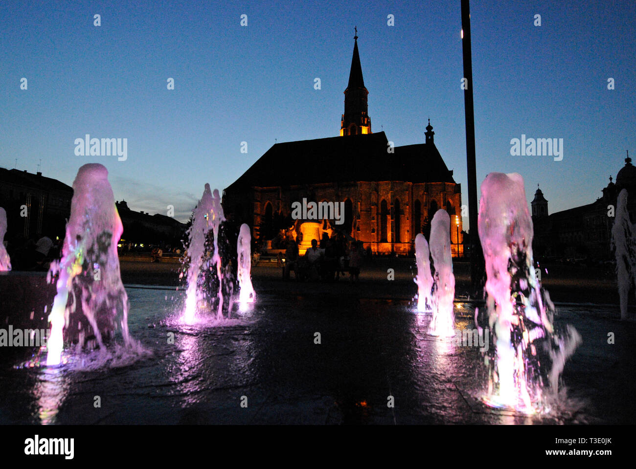 Chiesa di San Michele in Piazza Unirii (Piazza dell'Unione) al crepuscolo. Cluj-Napoca, Romania Foto Stock