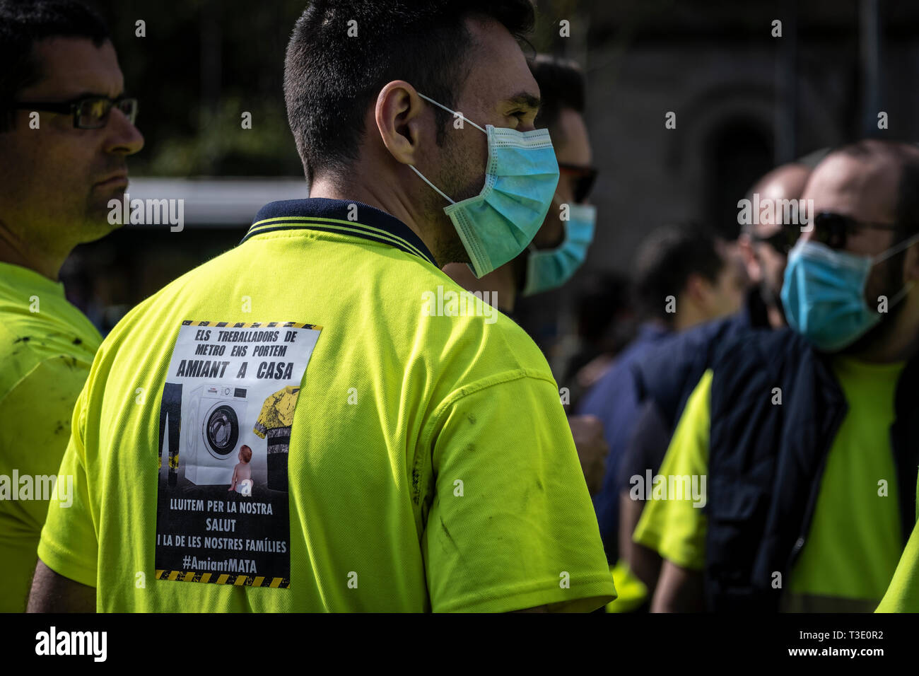 Molti lavoratori della metropolitana sono visti indossare maschere sanitaria durante la protesta. Sciopero parziale e la dimostrazione dei lavoratori della metropolitana di Barcellona per ripetute esposizioni di amianto in strutture e officine meccaniche di Barcelona Metro, prima ci sono stati molti lavoratori con malattie polmonari dovute al contatto con l'amianto. Foto Stock