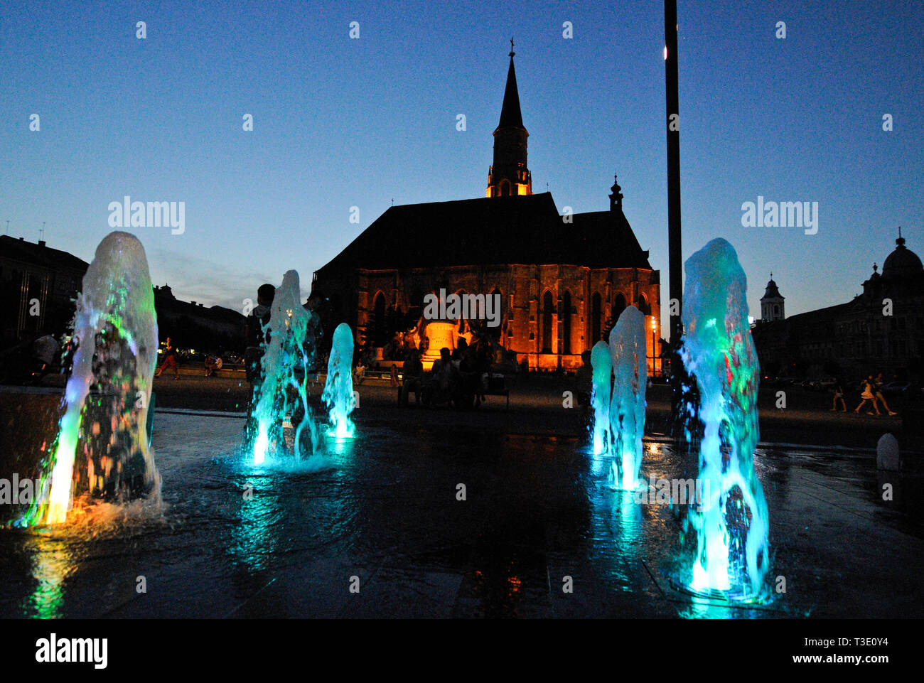 Chiesa di San Michele in Piazza Unirii (Piazza dell'Unione) al crepuscolo. Cluj-Napoca, Romania Foto Stock