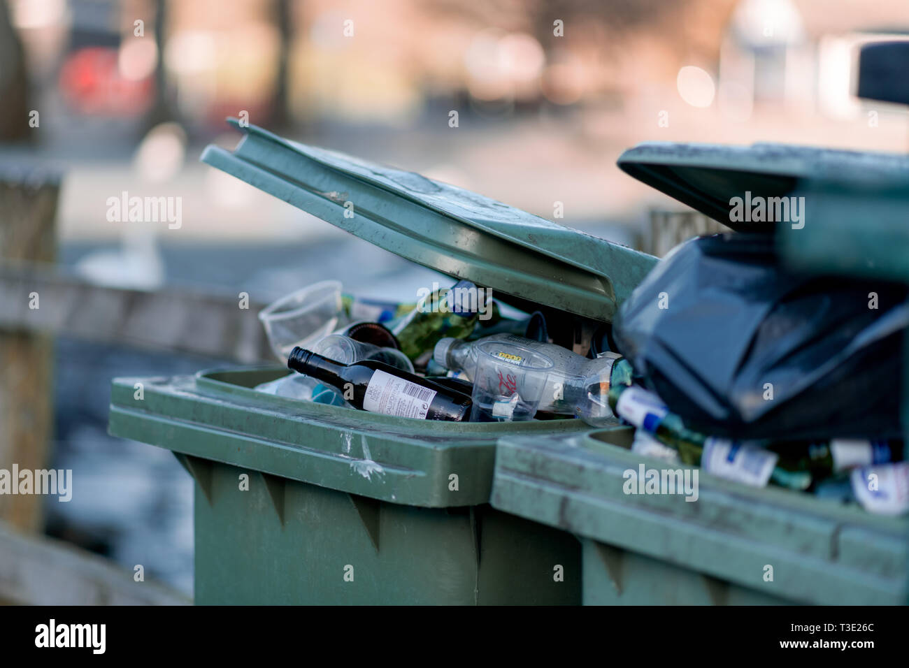 WINDERMERE, Regno Unito - 25 MARZO 2019: Flussi di rifiuti fuori da un verde bin nel Regno Unito dopo un weekend di bere nel distretto del lago, Cumbria Foto Stock