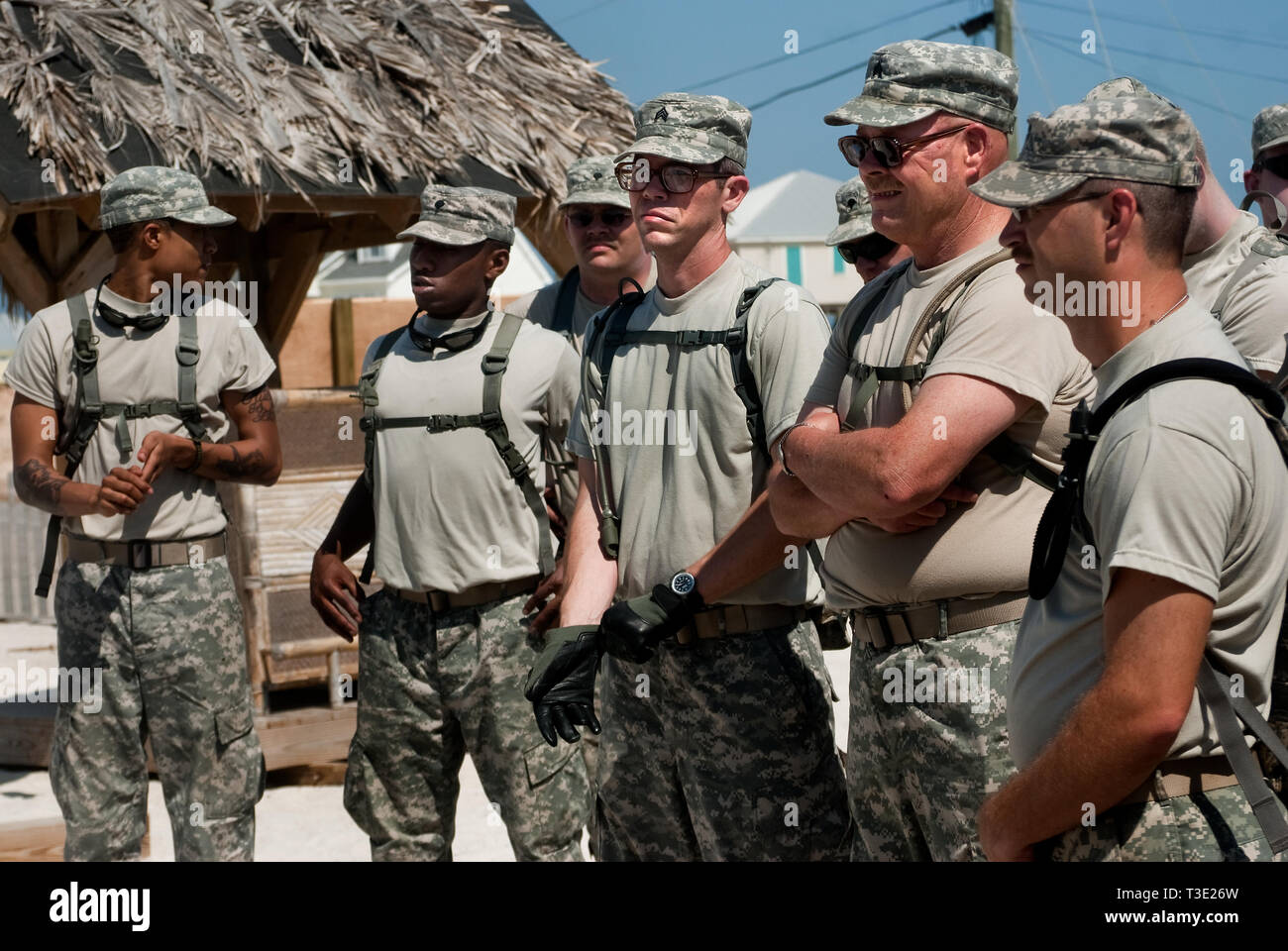 I membri dell'U.S. Esercito nazionale Guard attendere per gli ordini sul west end di Dauphin Island, Alabama, during​ gli sforzi per proteggere l'isola da olio. Foto Stock