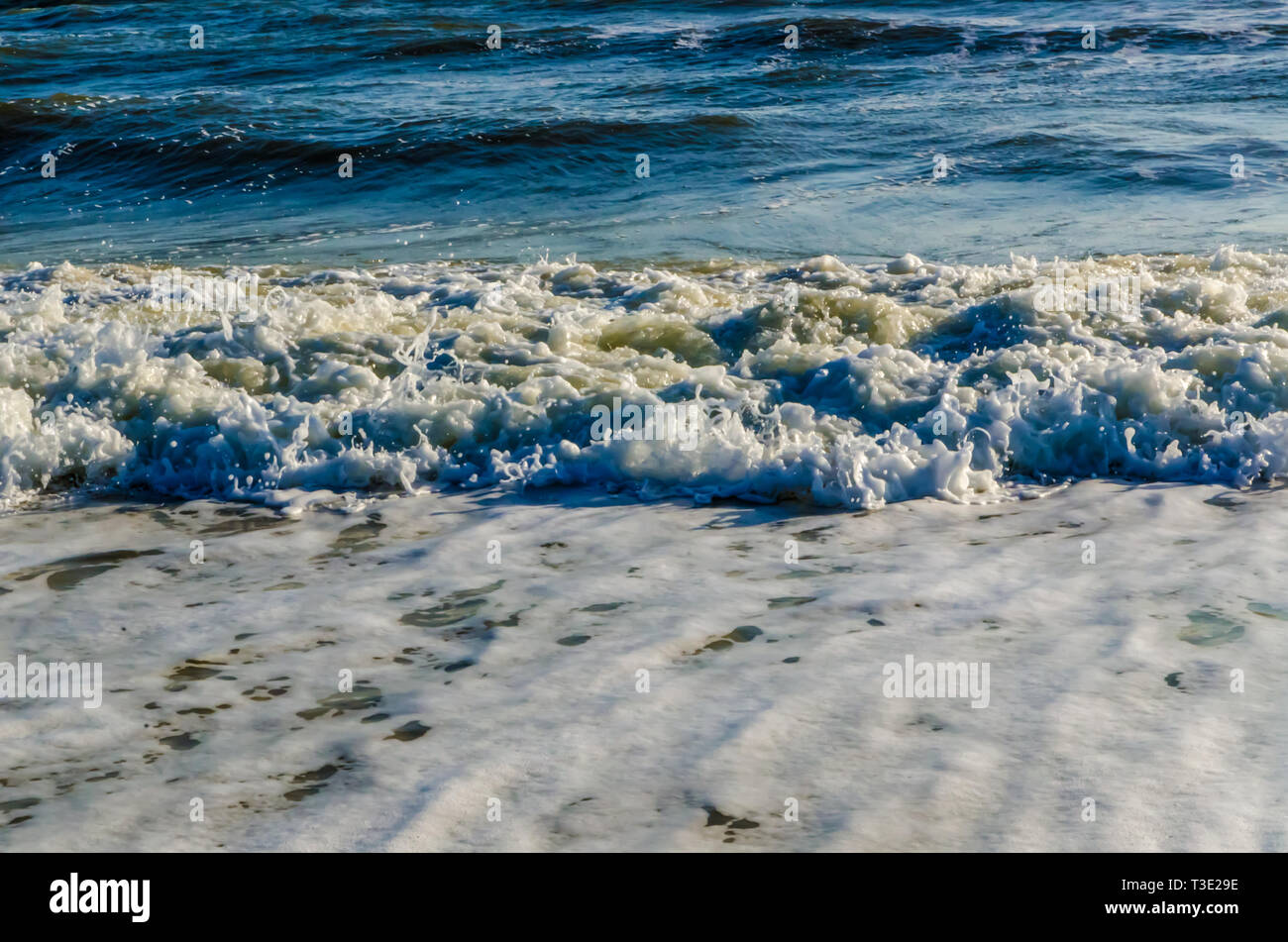 Onde infrangersi su Dauphin Island di west end, 11 gennaio 2014, in Dauphin Island, Alabama. Foto Stock