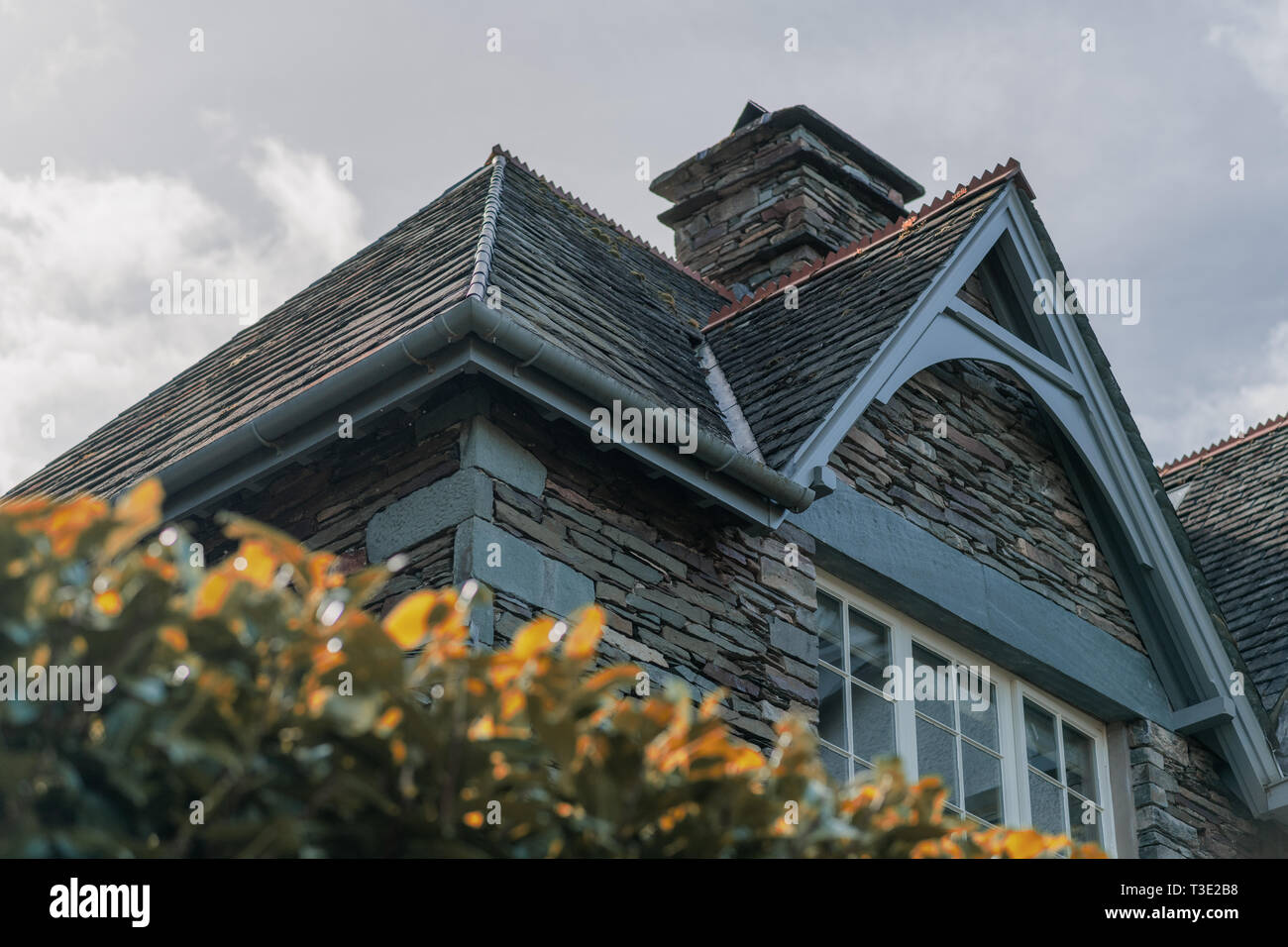 Angolo superiore di una lussuosa casa inglese - edificio che mostra con una boccola e cielo Foto Stock