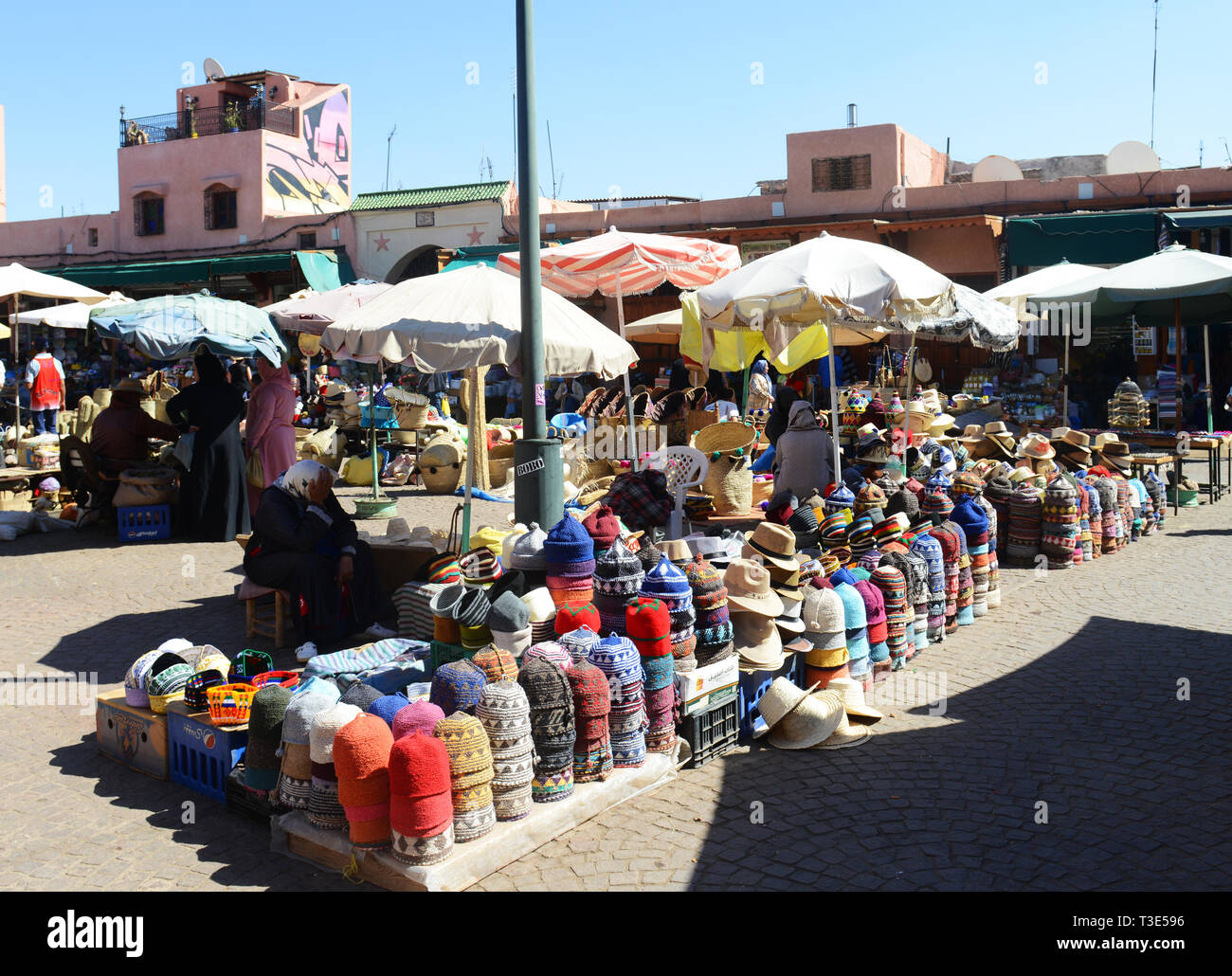 Marocchino tradizionale di cappelli e altri souvenir venduti all'Djma el Fna sq. in Marrakech, Marocco. Foto Stock