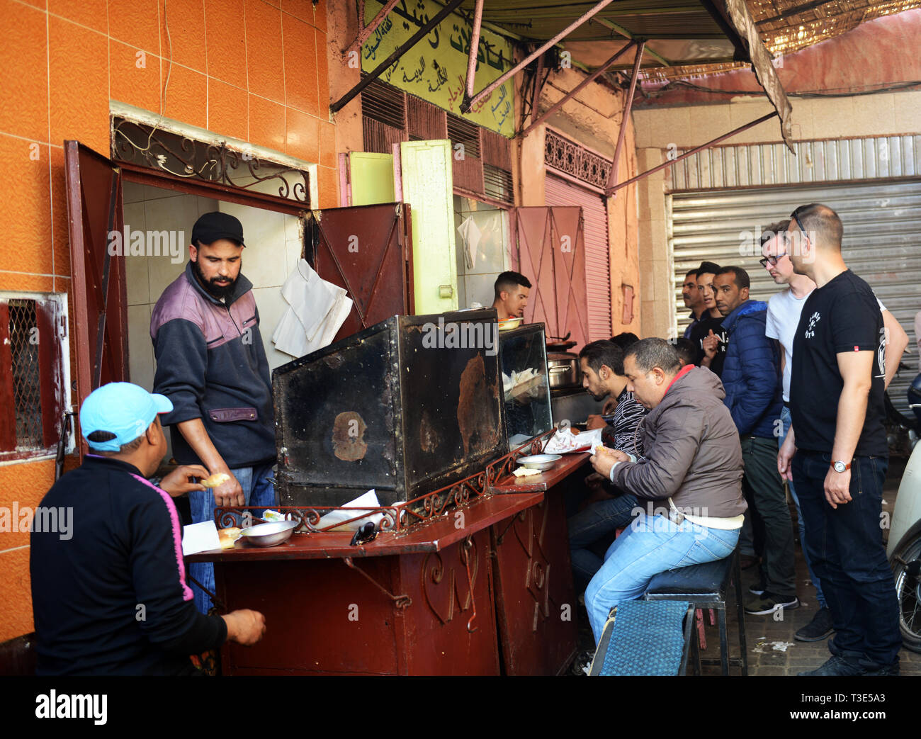 Una piccola cucina di strada ristorante nella vecchia città di Marrakech. Foto Stock
