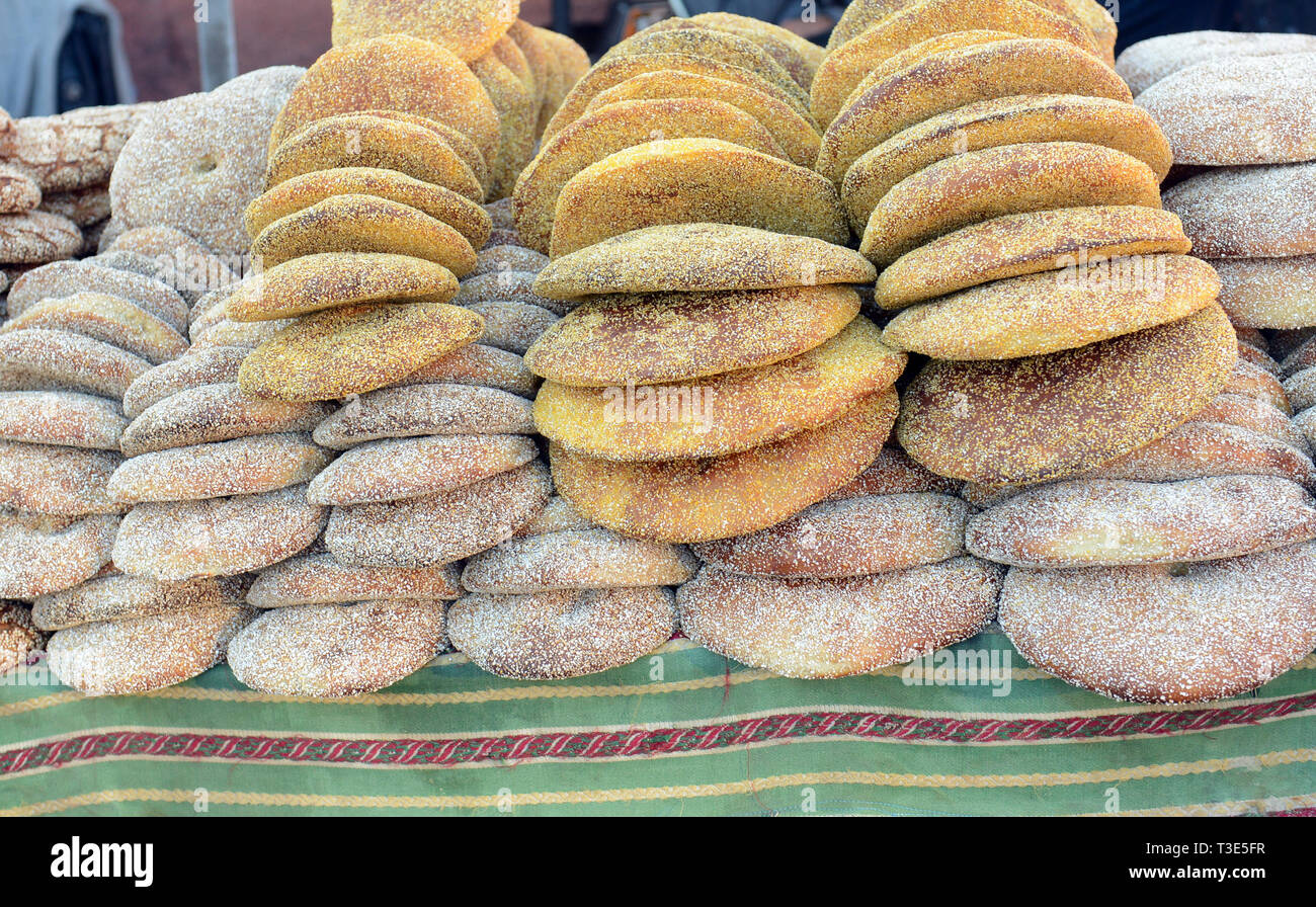 Marocchina tradizionale pane pita su un carrello mobile in Marrakech, Marocco. Foto Stock