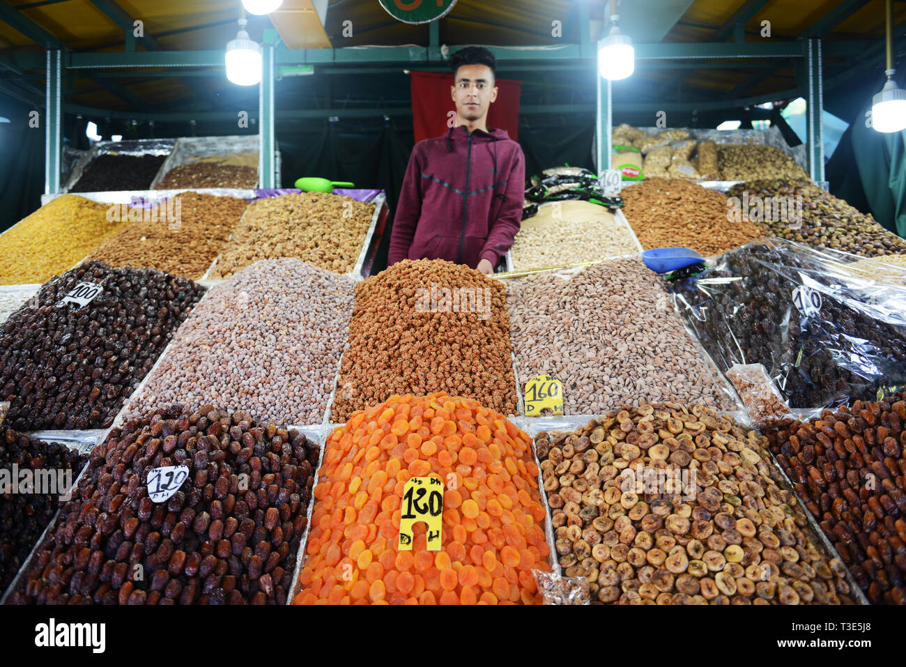 Un venditore a vendere la frutta secca e i dadi a Marrakesh. Foto Stock