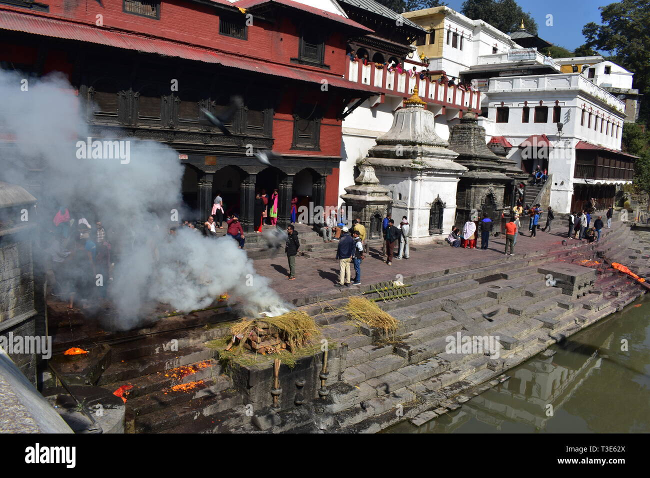 Kathmandu in Nepal Patrimonio Mondiale UNESCO tempio di Pashupatinath fiume Bagmati povertà indù Farming Himalayans cremazione Ruote della preghiera la meditazione l amore di Dio Foto Stock