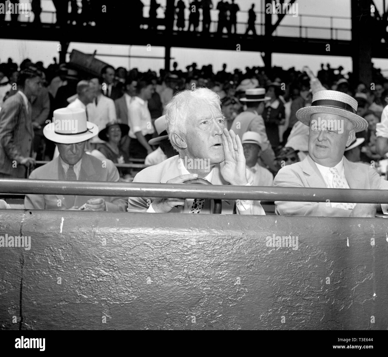 Kenesaw Mountain Landis, alto commissario di baseball, assume la sua caratteristica posa per il cameraman come egli vede il 1937 all-star game in Campidoglio, 7/7/37 Foto Stock