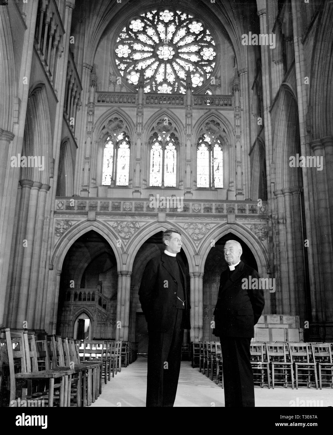 Con la Cattedrale di Washington a Washington D.C. - Il diritto Rev. James E. Freeman (r) vescovo di Washington e il Rev.mo Nobile. C. Powell, D.D. (L) ca. Settembre 14, 1937 Foto Stock