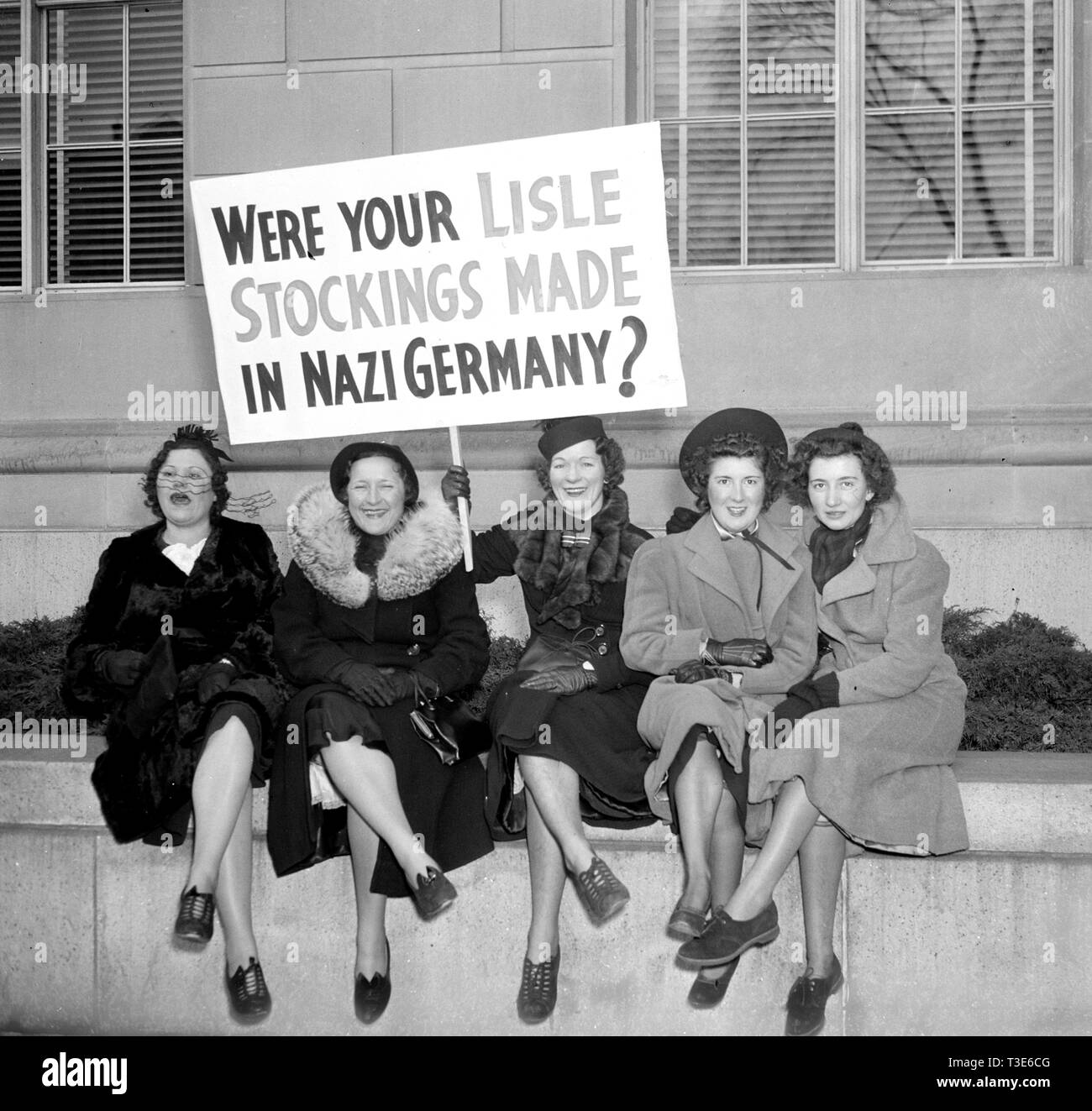28 gennaio 1938 - queste ragazze, membri della delegazione del trecento lavoratori di calze da Philadelphia che ha sfilato per la Casa Bianca oggi in segno di protesta contro la seta giapponese boicottaggio presente un argomento convincente sul motivo per cui le donne devono continuare ad usura tubo flessibile di seta. Foto Stock