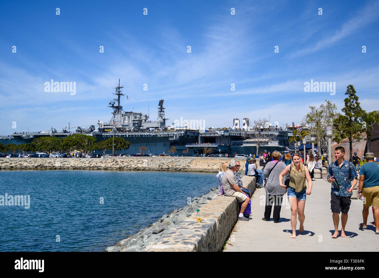 07 aprile 2019, San Diego, California. I turisti vicino alla USS Midway Museum. Foto Stock