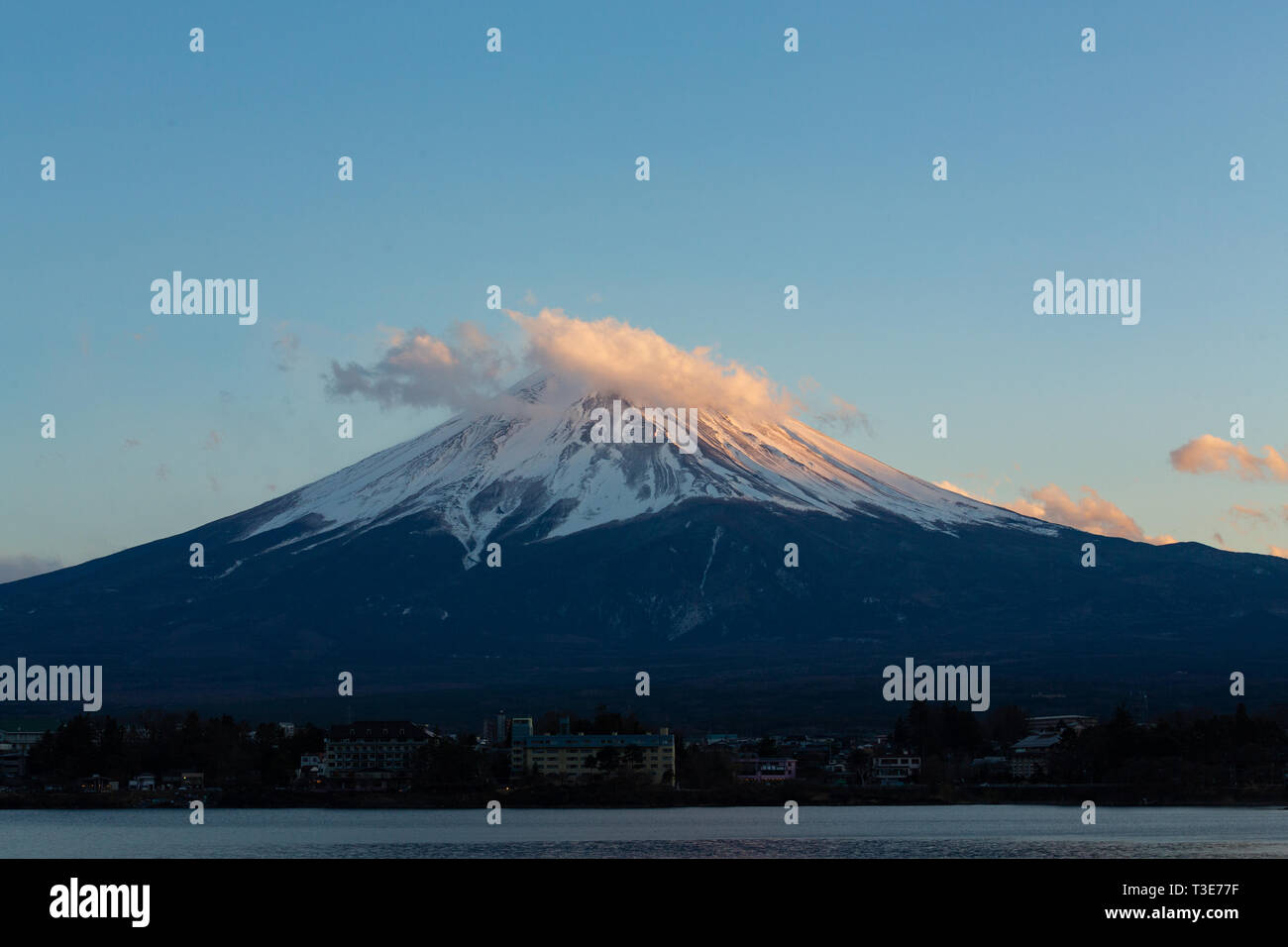 Incredibile Mt Fuji Kawaguchiko lake, Giappone paesaggio nel tramonto il giorno nel cielo blu il concetto di sfondo per fujisan natura giapponese landmark, neve sulla parte superiore Foto Stock