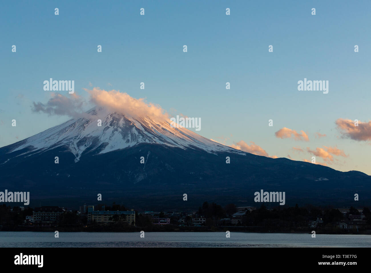 Incredibile Mt Fuji Kawaguchiko lake, Giappone paesaggio nel tramonto il giorno nel cielo blu il concetto di sfondo per fujisan natura giapponese landmark, neve sulla parte superiore Foto Stock