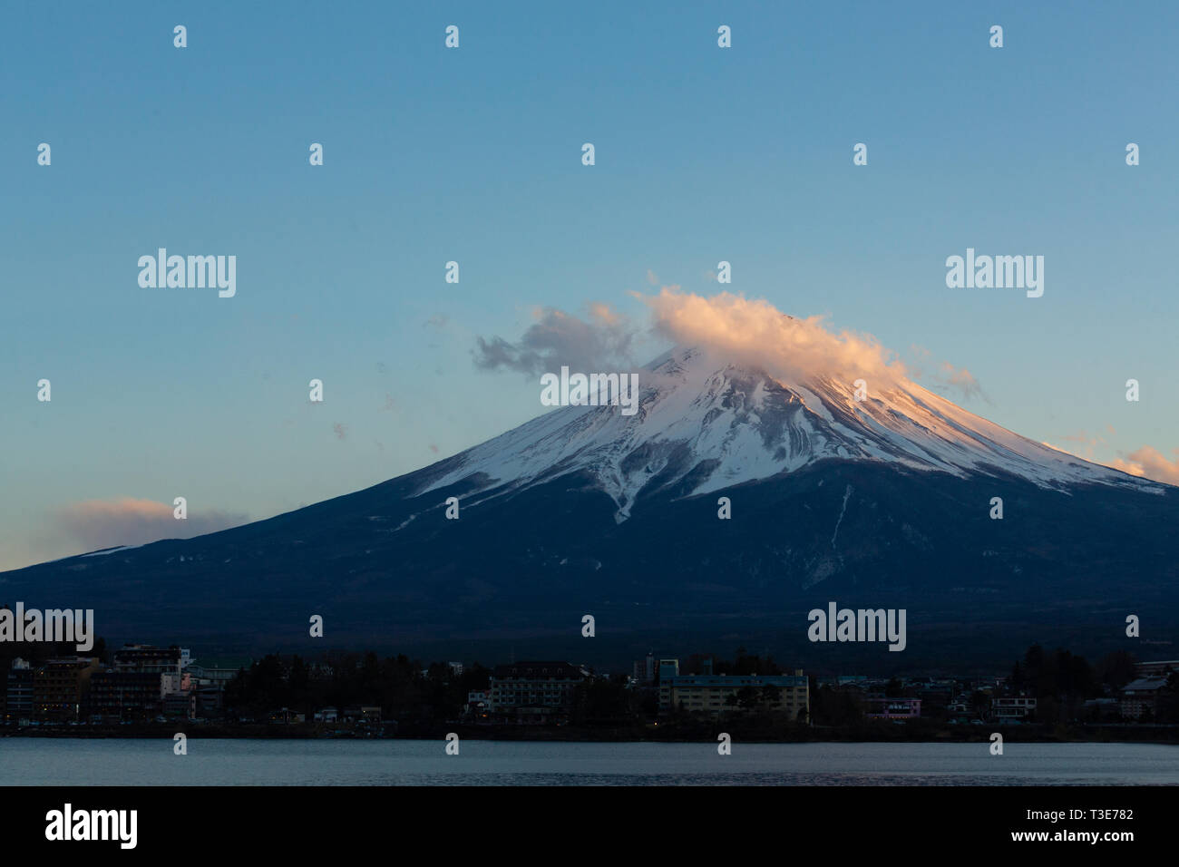 Incredibile Mt Fuji Kawaguchiko lake, Giappone paesaggio nel tramonto il giorno nel cielo blu il concetto di sfondo per fujisan natura giapponese landmark, neve sulla parte superiore Foto Stock