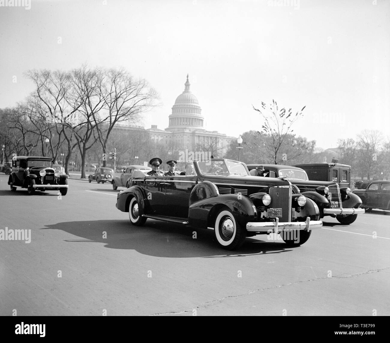 General Malin Craig, il capo del personale è mostrato con lui come passano il Campidoglio Foto Stock