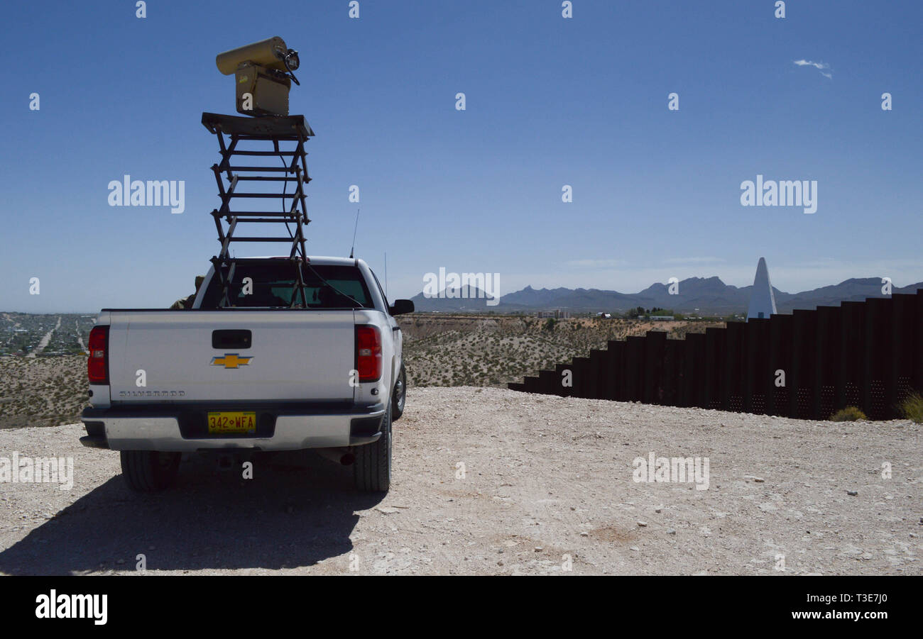 Un Mobile fotocamera di sorveglianza parcheggiato a 'Monument uno' vicino a Santa Teresa Porto di entrata in Sunland Park, New Mexico, 3 aprile 2019. Il monumento di un MSC è uno dei 22 lungo il Nuovo Messico/Messico confine azionato da soldati assegnati a 1-37 Campo Battaglione di artiglieria. Il Dipartimento della Difesa ha dispiegato unità attraverso il confine sud-ovest su richiesta degli Stati Uniti Delle dogane e della protezione delle frontiere ed è fornire logistiche, ingegneria, forza e funzioni di protezione. (US Army foto di Sgt. 1. Classe TaWanna Starks) Foto Stock